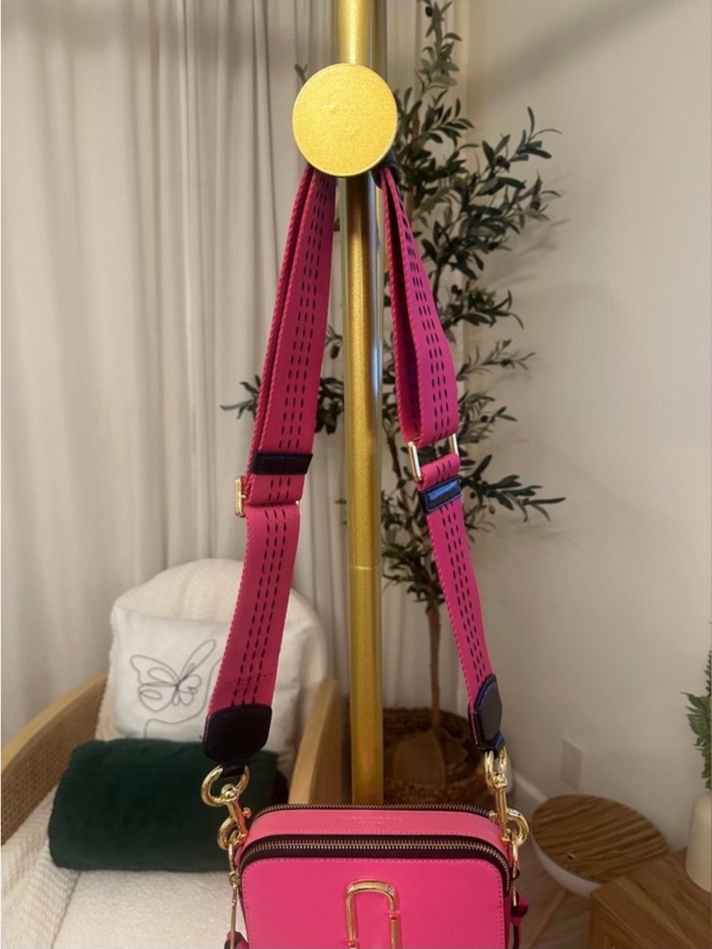 Marc Jacobs Crossbody Camera Bag in Hot Pink with Gold Hardware - Picture 2 of 5